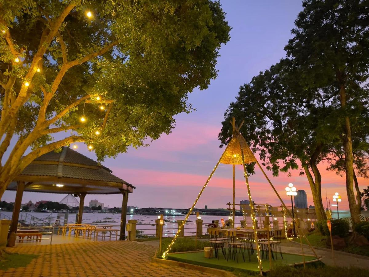 Montien Riverside Hotel Bangkok Exterior photo View of the Chao Phraya River from the park