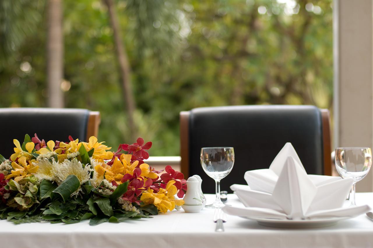Montien Riverside Hotel Bangkok Exterior photo A table set for fine dining
