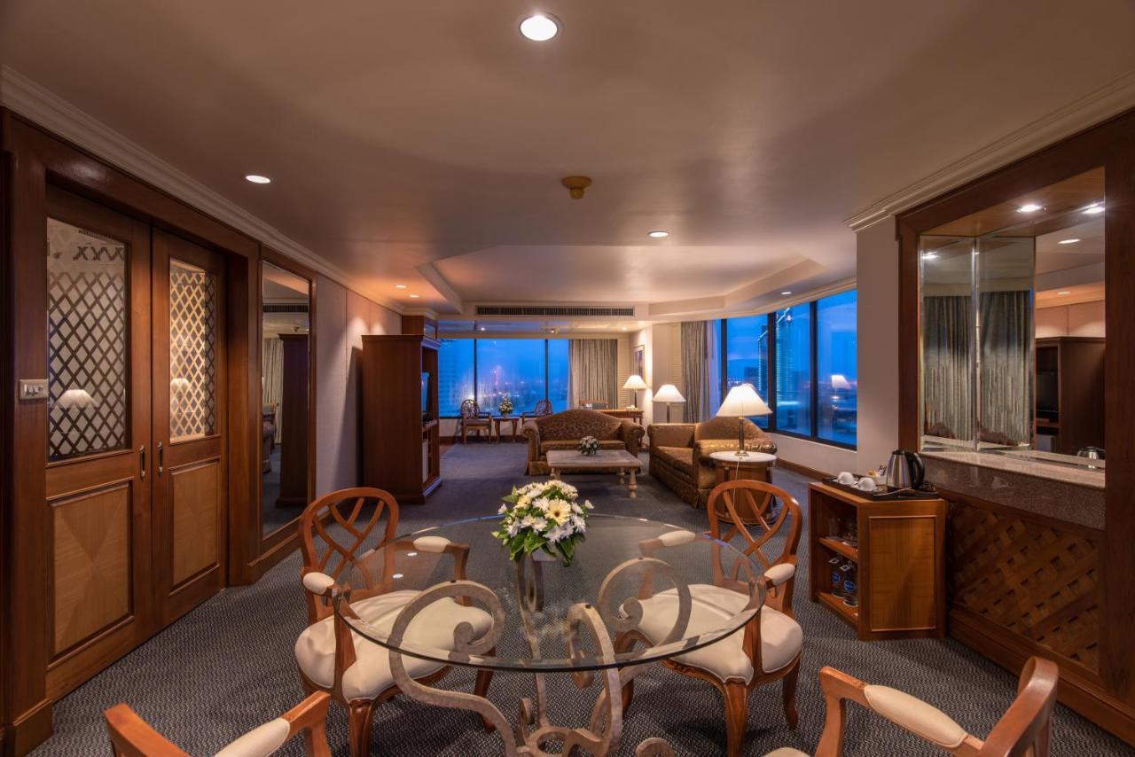 Montien Riverside Hotel Bangkok Exterior photo A suite at the hotel